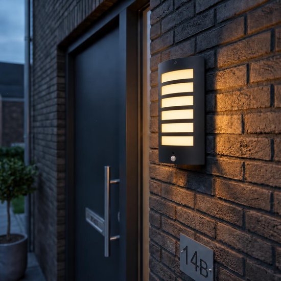 Zwarte gebogen buitenwandlamp met horizontale lichtstrips en bewegingssensor, gemonteerd op een bakstenen muur naast een deur.