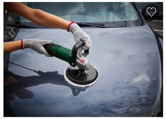Twee handen met grijze handschoenen polijsten een auto met een groene Parkside polijstmachine.