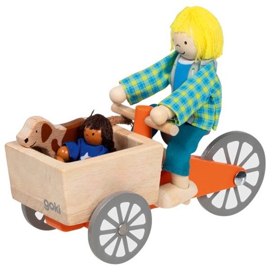 Houten poppetje met blond haar rijdt op een transportfiets met twee poppetjes en een hond in de bak.