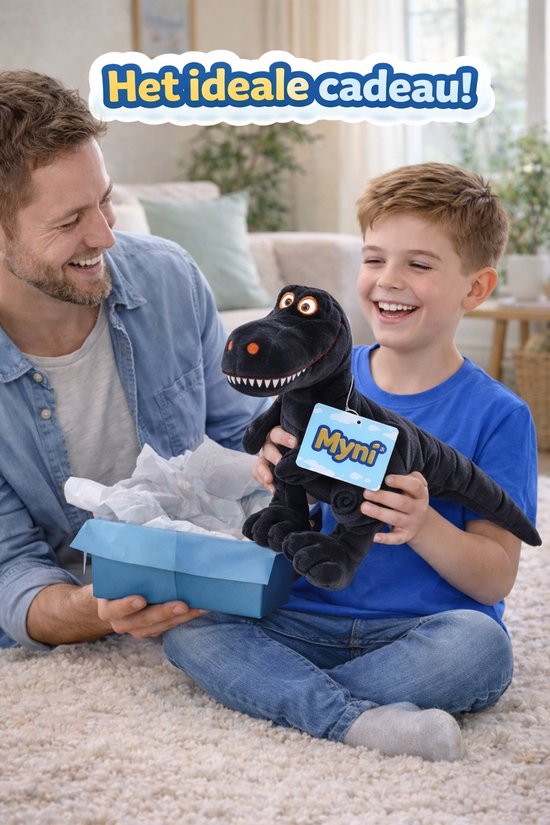 Een jongen met een blauw shirt krijgt een zwarte pluche dinosaurus van een man. De dinosaurus heeft grote ogen en een label met 'Myni'.