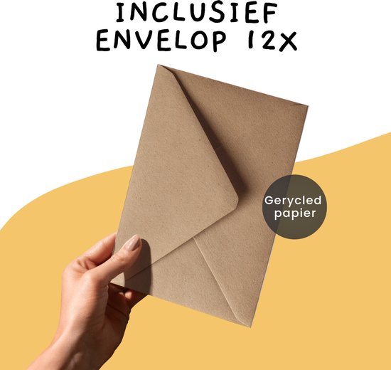 Hand houdt een kraftpapieren envelop vast met de tekst 'Inclusief envelop 12X' en 'Gerycled papier'.