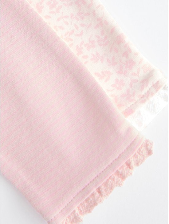 Een roze gestreepte legging en een met bloemenprint. Ruches aan de onderkant.