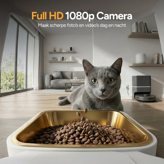Grijze kat ligt voor een gouden voerbak vol brokken in een woonkamer. Tekst: Full HD 1080p Camera.