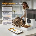 Cyperse kat eet uit de voerautomaat. Een smartphone toont de app. Tekst: Altijd precies op tijd. Dual Wifi.