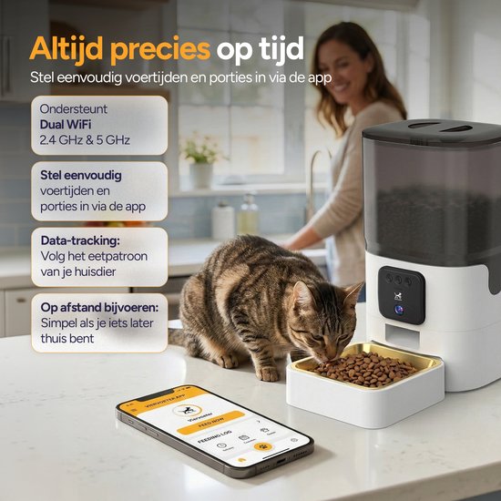 Cyperse kat eet uit de voerautomaat. Een smartphone toont de app. Tekst: Altijd precies op tijd. Dual Wifi.