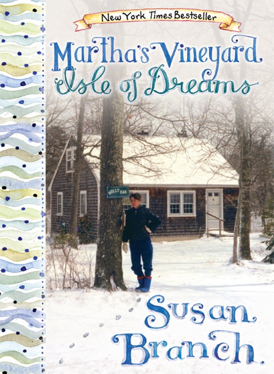 Boekomslag van 'Martha's Vineyard, Isle of Dreams' door Susan Branch. Een vrouw in winterkleding staat voor een besneeuwd huis.