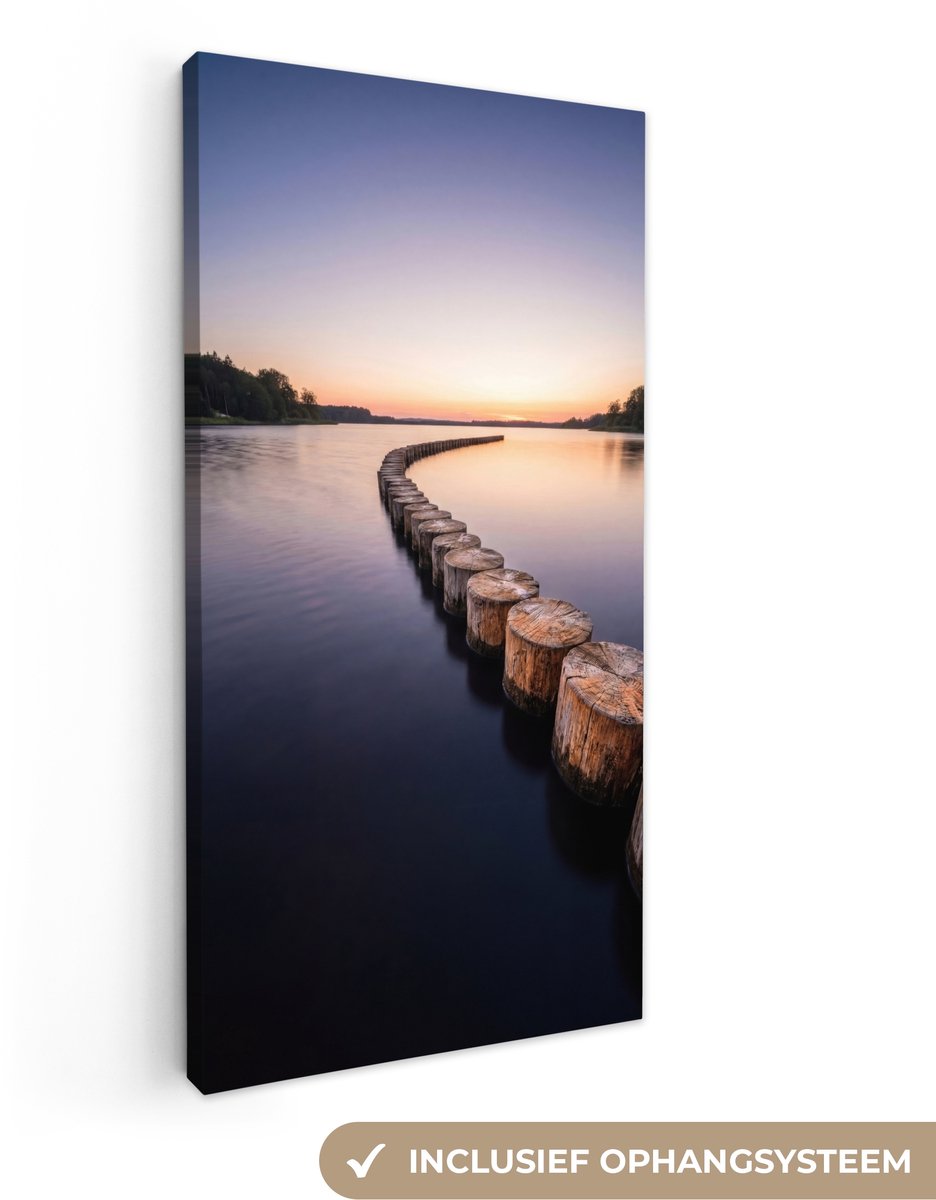 Canvas schilderij 80x160 cm - Exclusieve wanddecoratie Hout - Palen - Water - Muurdecorati