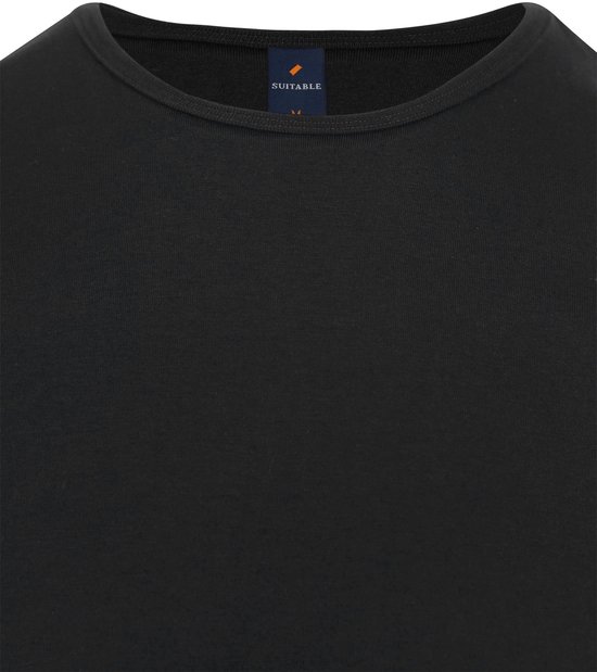 Close-up van de nek en het label van een zwart Suitable T-shirt.