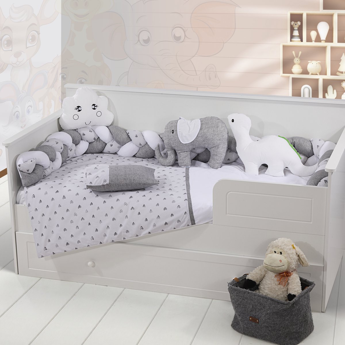 Kinderbeddenset met Hartjesprint 90x190 cm – Gevlochten Bedbeschermer, Dekbedovertrek, Hoeslaken, Hoofdkussen & 3 Sierkussens – Grijs/Wit 7-delig