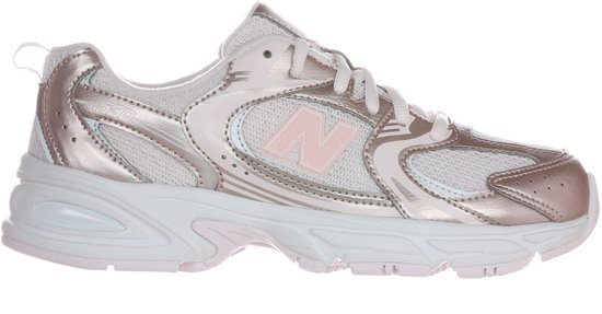 Roze New Balance 530 sneaker met roze 'N' logo en witte zool.