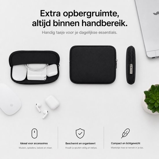 Zwarte laptoptas open met accessoires erin, naast een laptop en muis.