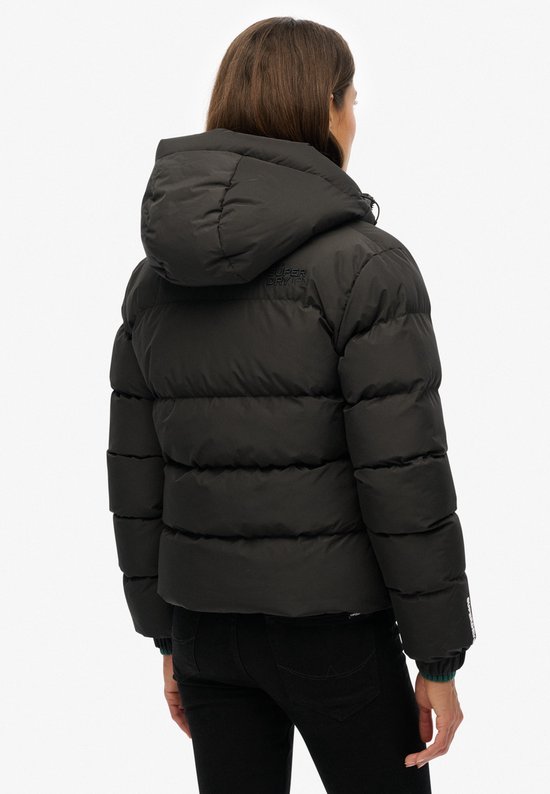 Zicht op de achterkant van een zwarte Superdry pufferjas met capuchon.