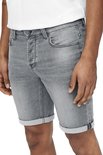 Detail van een grijze denim short met omgeslagen broekspijpen en zakken.