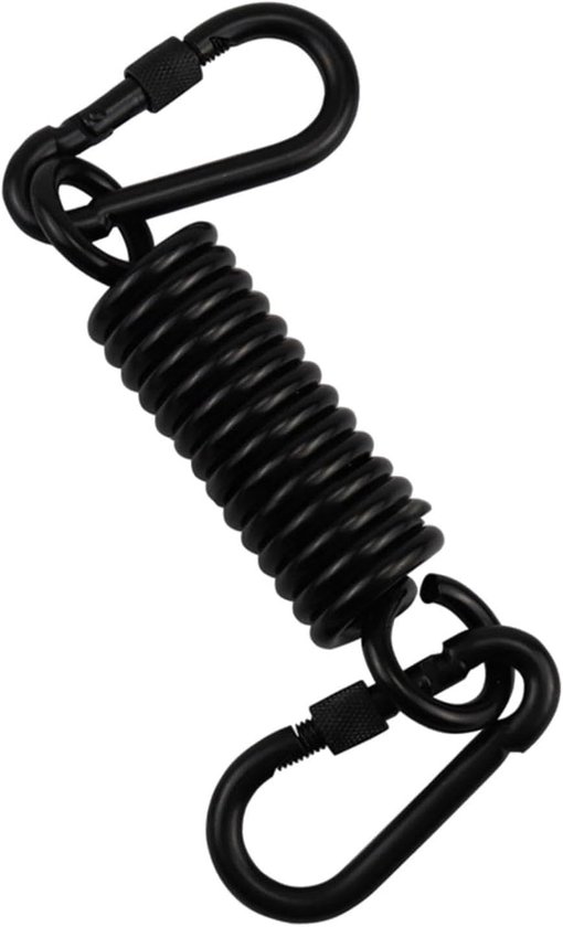 Een zwarte metalen veer met twee karabiners en schroefsluiting, geïsoleerd op wit.