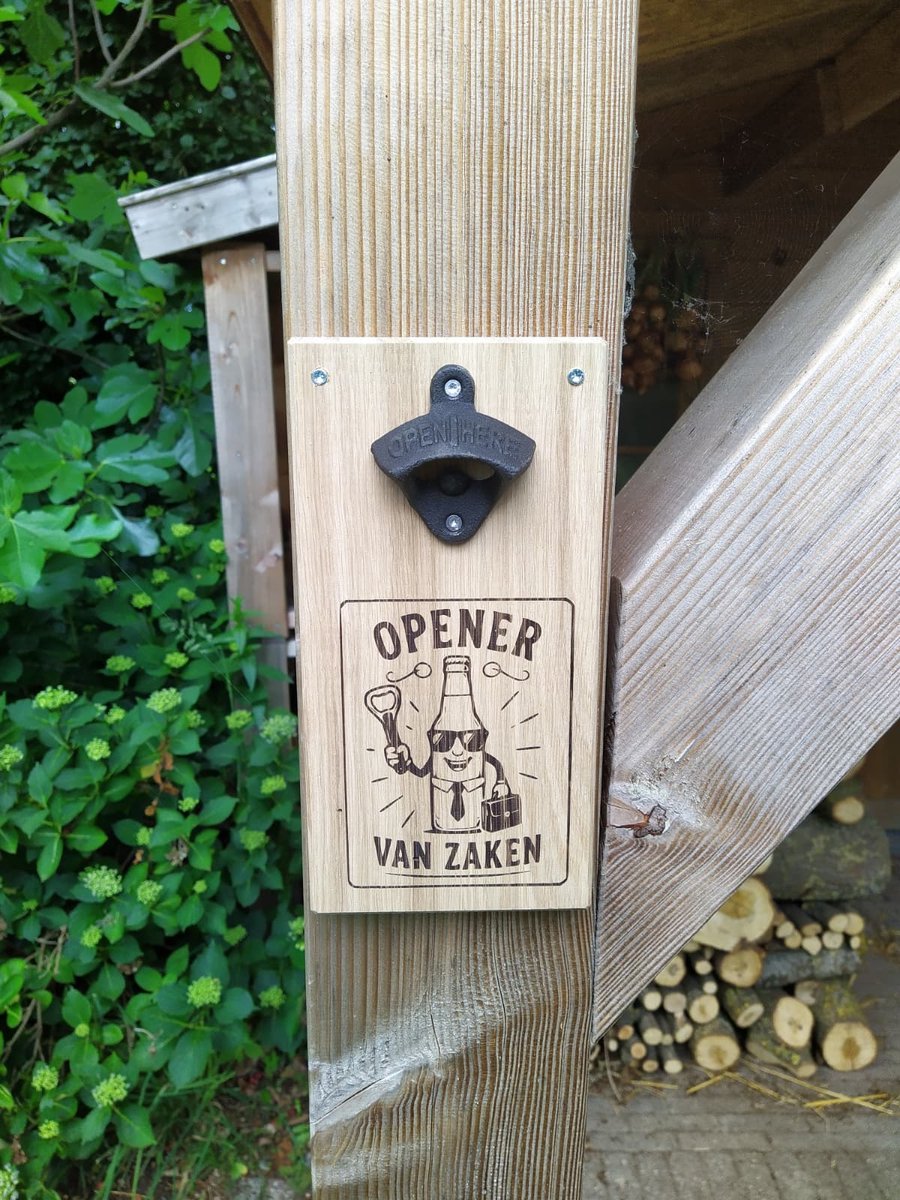 Magnetische Bieropener met tekst – Eikenhout – 25 x 13cm