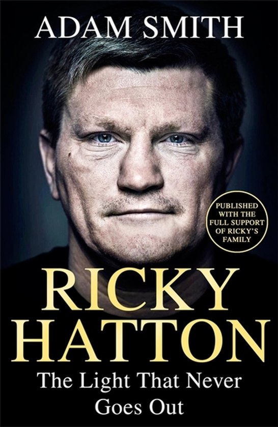 Boek kaft met een close-up van Ricky Hatton, met de titel "RICKY HATTON The Light That Never Goes Out" geschreven door Adam Smith.