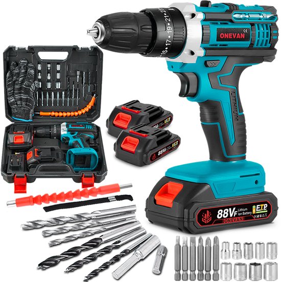 Blauwe en zwarte boormachine met 2 accu's, lader, koffer en uitgebreide set accessoires.