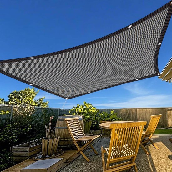 Grijs schaduwdoek met vierkante patronen, opgehangen boven een tuinmeubelset.