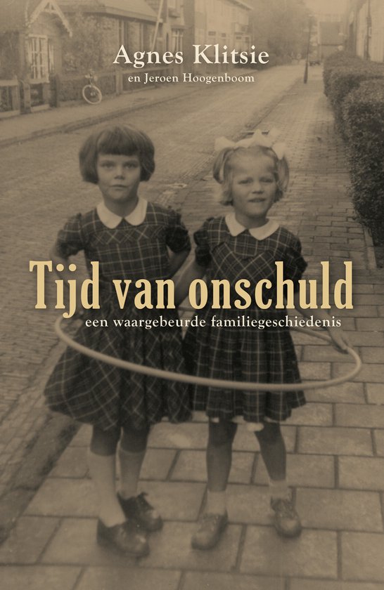Tijd van onschuld, een waargebeurde gechiedenis. Twee jonge meisjes in jurken met ruitenpatroon staan op een stoep.