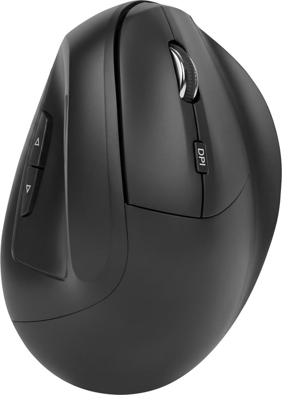 Zwarte ergonomische muis met scrollwiel en DPI-knop, op een witte achtergrond.