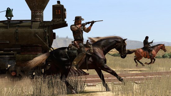Man op een paard, schietend met een geweer, naast een rijdende stoomtrein in een droog, grasrijk landschap.