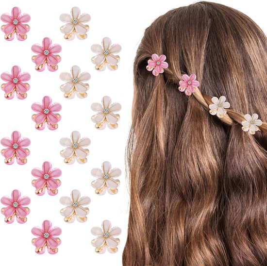 Stapel roze en witte bloem haarclips, naast bruin golvend haar met een paar clips erin.