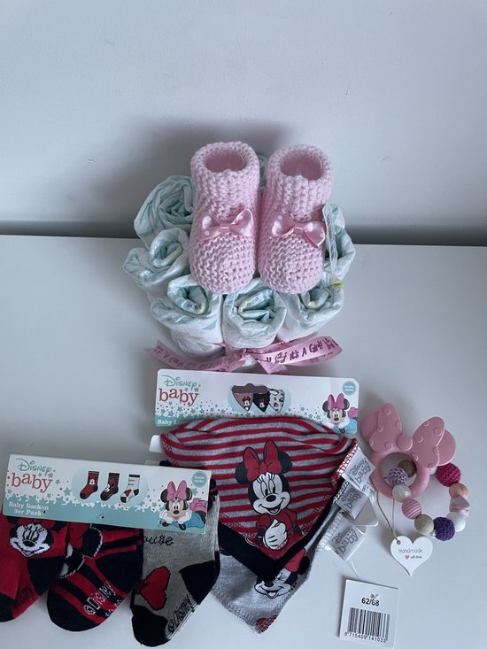 Luiertaart | Meisjes | Minnie mouse | Handgemaakte bijtring | Slabbetjes | Babyslofjes | Sokjes | Pampers luiers | Kraamcadeau | Babyshower | Maminobaby.nl — afbeelding 3