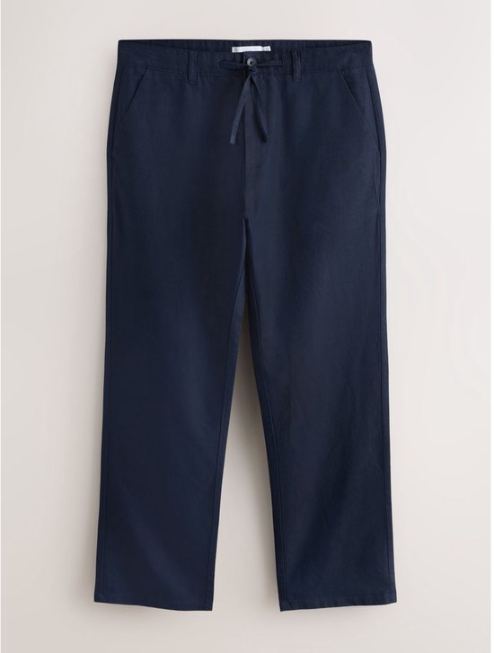 Donkerblauwe chino met rechte pijpen, voorzien van een elastische tailleband met trekkoord.