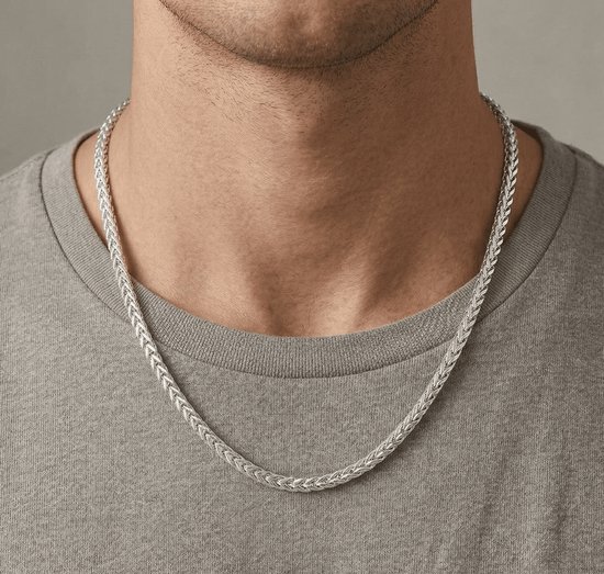 Man met een grijze t-shirt draagt een zilverkleurige Franco schakelketting.