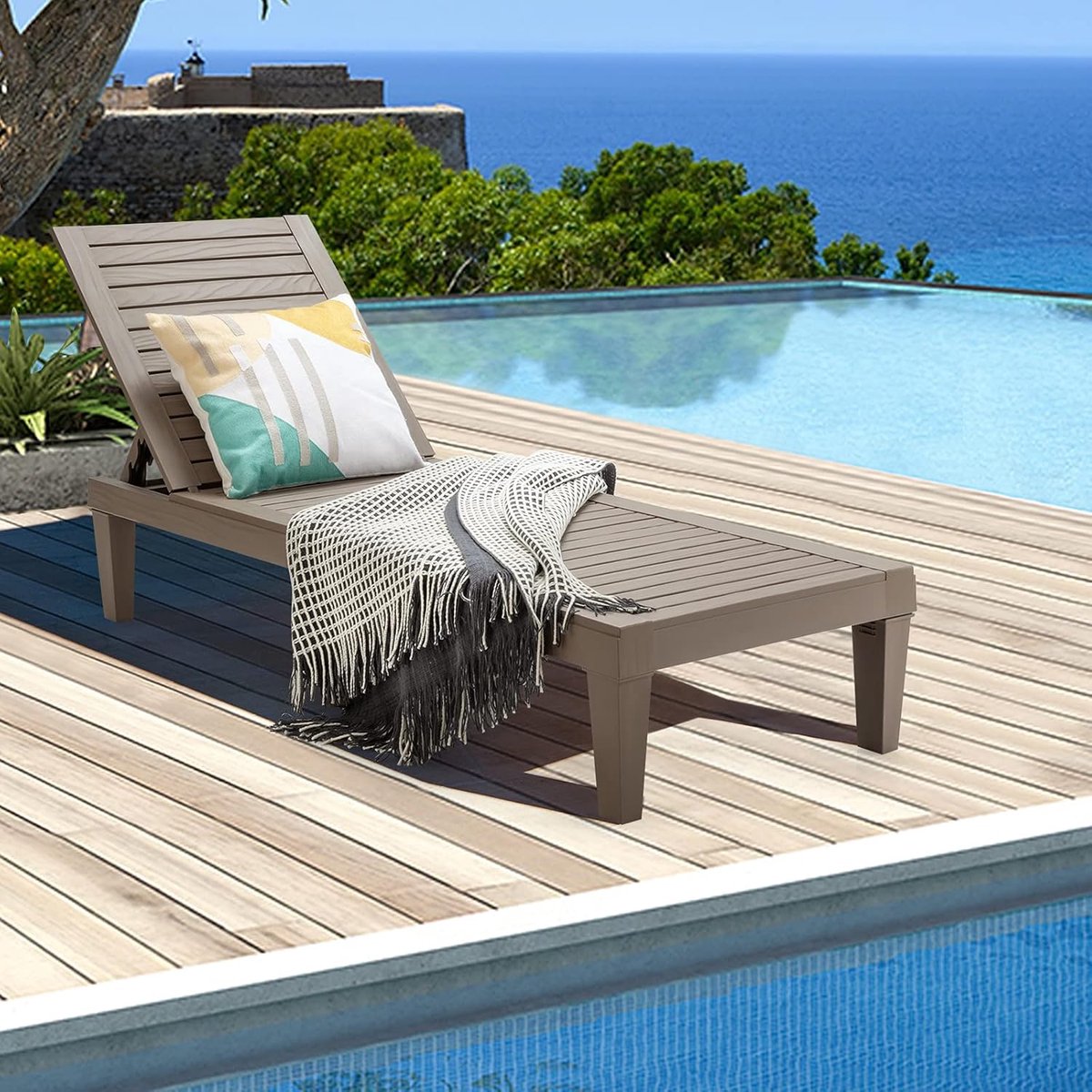 Ligstoel tuin 190 x 57,5 x 29 cm - Verstelbare zonneligstoel met 5 standen rugleuning - Weerbestendig polypropyleen kunststof - 180 kg draagvermogen - Houtlook design - Taupe - Nicolehome