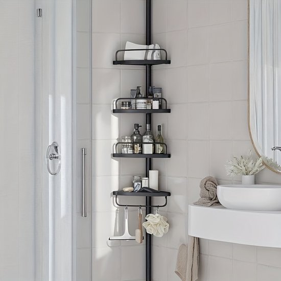 Een zwart telescopisch doucherek met vier hoekplanken, gevuld met flessen en potjes, staat in een moderne douche.