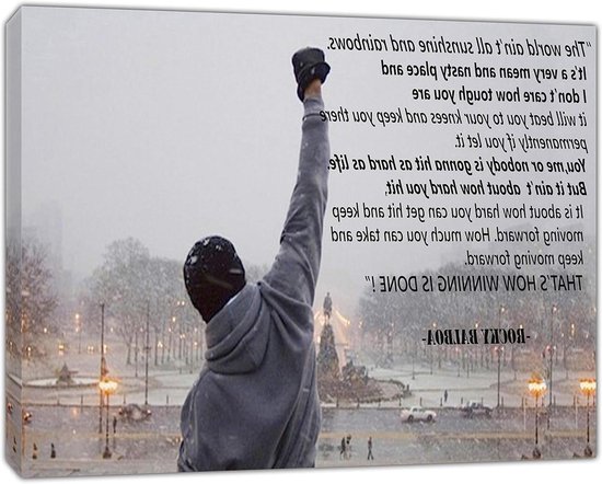 Rocky Balboa le poing levé, sur les marches, avec du texte.