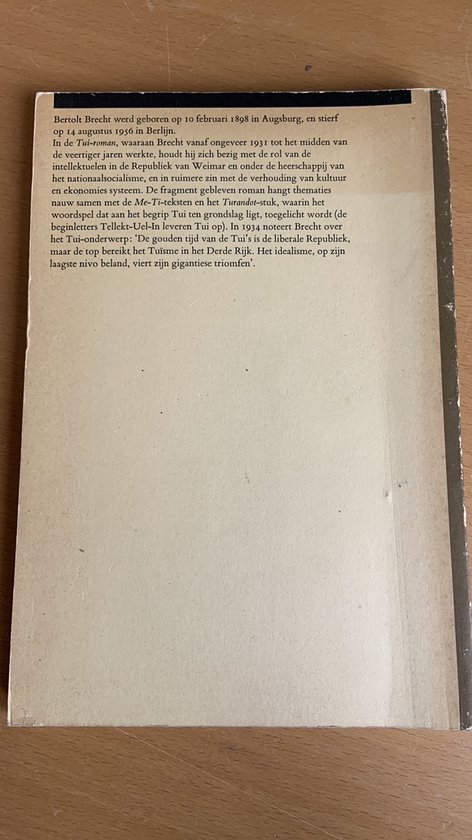 De achterkant van een boek met tekst over Bertolt Brecht en zijn leven. De tekst is in het Nederlands.