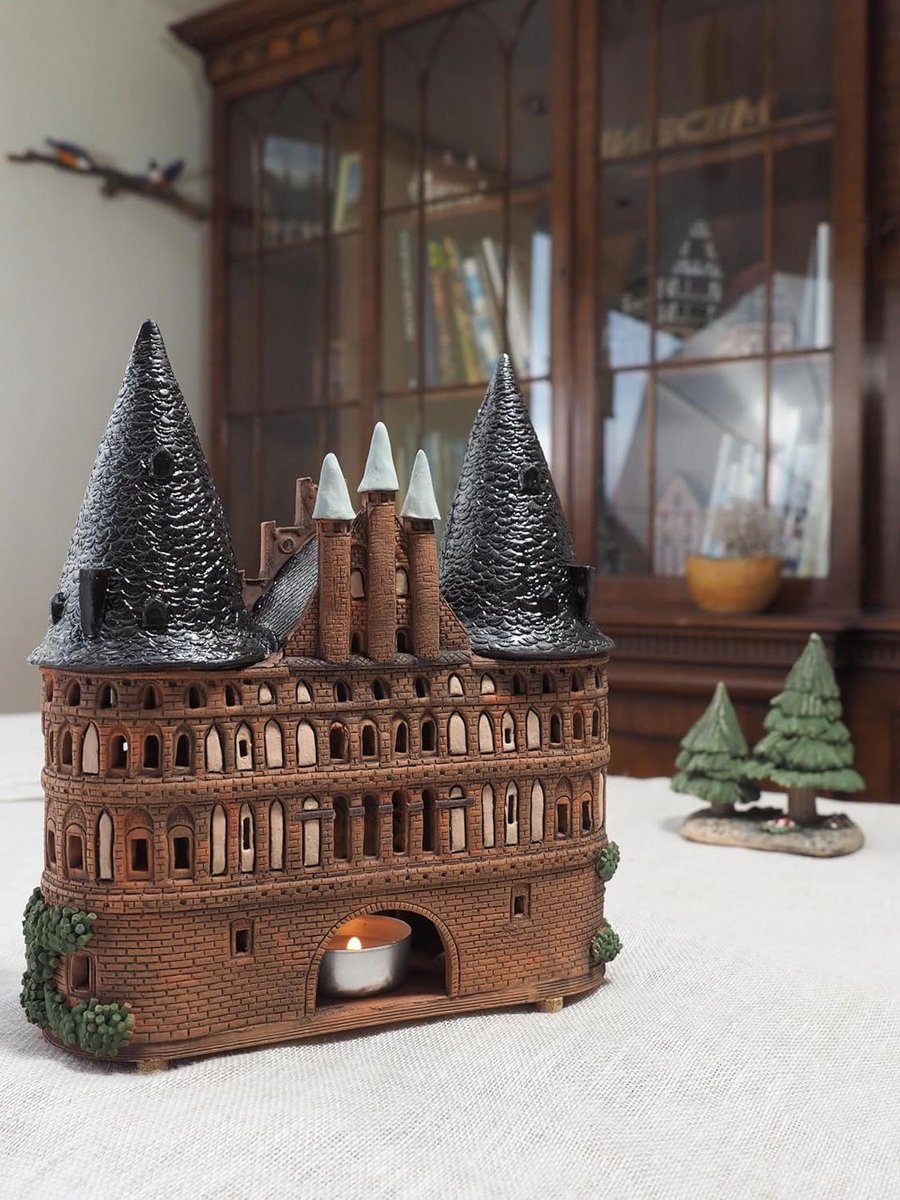 Keramische kaarsenhouder huis - Miniatuur huisje - Woonkamer decoratie - Handgeschilderd detail - 19 cm hoogte - Niet gespecificeerd