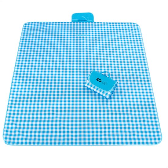 Une couverture de pique-nique à carreaux bleus et blancs dépliée, avec une petite couverture pliée dessus.