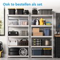 Twee stellingkasten, links gevuld met opbergdozen en auto-onderdelen, rechts met schoonmaakmiddelen en gereedschap.