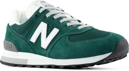 New Balance 574 sneaker in bosgroen suède, met witte 'N' logo op de zijkant, gezien vanaf de voorkant.