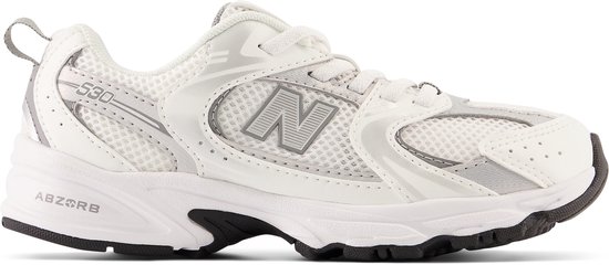 Witte New Balance 530 sneaker met zilveren 'N' logo, 'ABZORB' opdruk en zwarte zool.