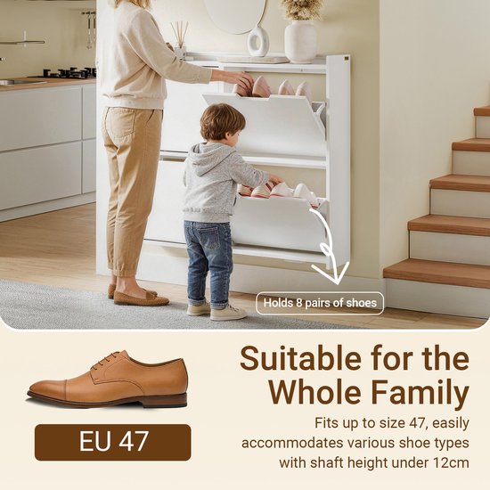 Moeder en kind laden schoenen in een witte schoenenkast die 8 paar schoenen bevat. EU maat 47.