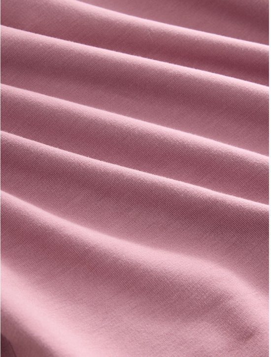Close-up van de roze stof met zachte plooien.