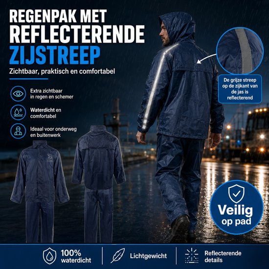 Model draagt een blauwe regenjas en -broek met reflecterende strepen. Tekst: Regenpak met reflecterende zijstreep. Zichtbaar, praktisch en comfortabel.