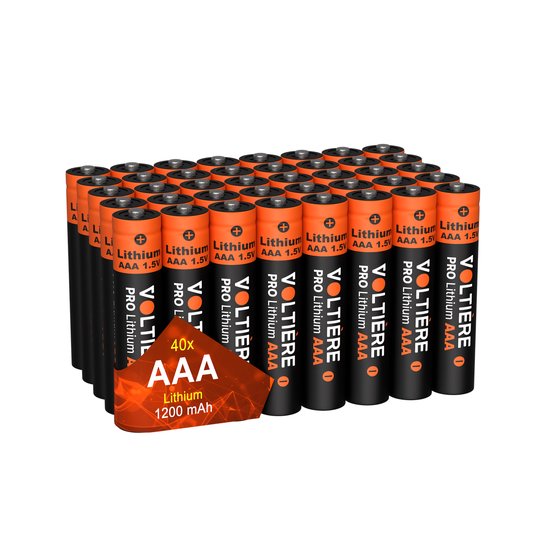 Een stapel van 40 zwarte AAA lithium batterijen met oranje tops, 1200 mAh.