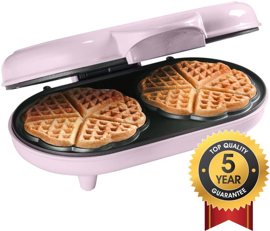 Roze wafelijzer met twee hartvormige wafels, met een 'Top Quality 5 Year Guarantee' sticker.
