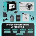 Een witte KIEKZ digitale camera, 32GB SD-kaart, adapter, type-c kabel, batterij, opbergtas en handleiding op een witte achtergrond.