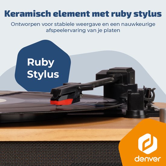 Close-up van de naald van een platenspeler met een rode ruby stylus op een vinylplaat.