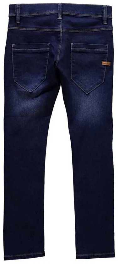 Donkerblauwe jeans van Name It, achterkant met twee steekzakken en een bruin label.