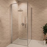 Douchecabine met helder glas en chroomkleurig frame, met regendouchekop en handgreep.