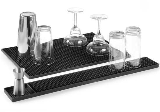 Twee zwarte barmatten met opstaande randjes, waarop een cocktailshaker, glazen en jigger staan.