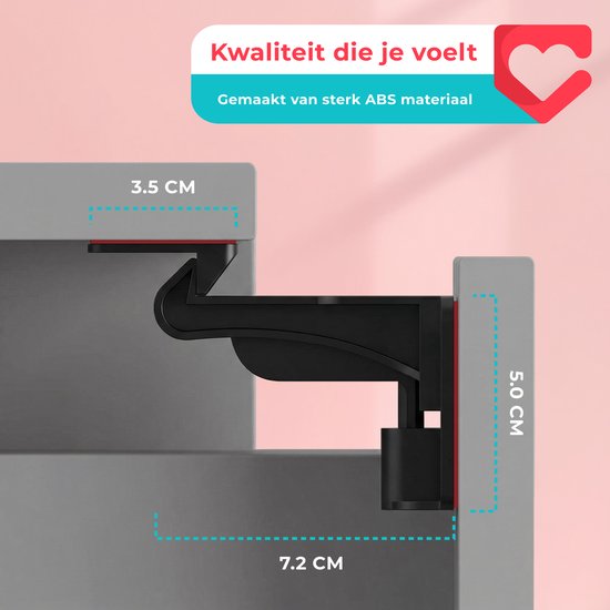 Close-up van een zwart kinderslot op een grijze kast, met afmetingen 3.5 cm, 5.0 cm en 7.2 cm aangegeven.