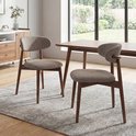 Twee bruine stoffen stoelen met houten poten in een eetkamer.